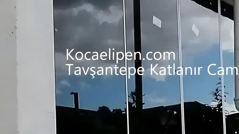 Tavşantepe Cam Balkon: İzmit Tavşantepe'de bir apartman dairesi için Kocaeli PEN tarafından montajı yapılmış, şeffaf temperli camlı ve beyaz alüminyum profilli, kullanışlı katlanır cam balkon.