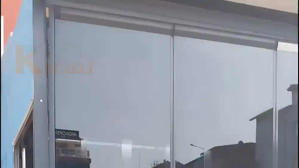 İzmit Paşa Palas Otel'in giriş cephesi için Kocaeli PEN tarafından montajı yapılmış, şık ve modern, 8 kanatlı, temperli camlı sürgülü katlanır Otel Sürme Cam Sistemleri