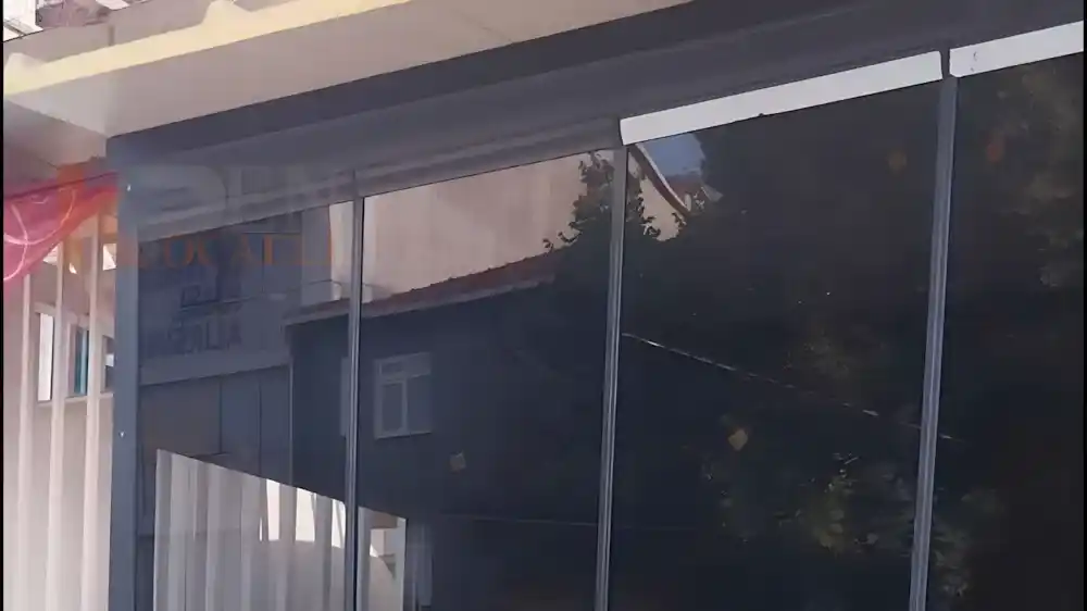 İzmit Paşa Palas Otel'in giriş cephesi için Kocaeli PEN tarafından montajı yapılmış, şık ve modern, 8 kanatlı, temperli camlı sürgülü katlanır Otel Sürme Cam Sistemleri