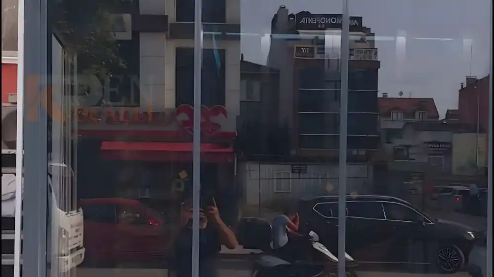 İzmit Paşa Palas Otel'in giriş cephesi için Kocaeli PEN tarafından montajı yapılmış, şık ve modern, 8 kanatlı, temperli camlı sürgülü katlanır Otel Sürme Cam Sistemleri