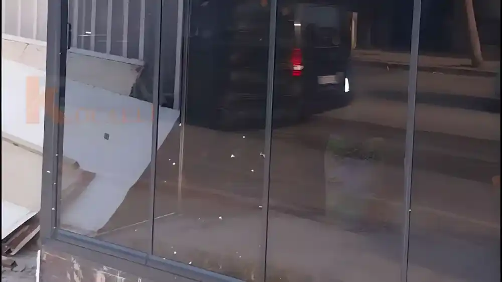 İzmit Paşa Palas Otel'in giriş cephesi için Kocaeli PEN tarafından montajı yapılmış, şık ve modern, 8 kanatlı, temperli camlı sürgülü katlanır Otel Sürme Cam Sistemleri