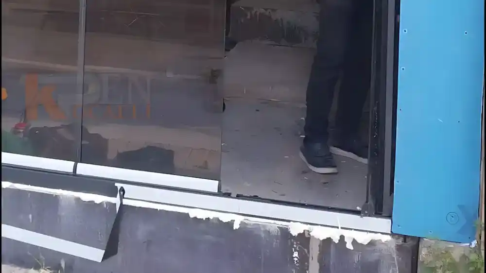 İzmit Paşa Palas Otel'in giriş cephesi için Kocaeli PEN tarafından montajı yapılmış, şık ve modern, 8 kanatlı, temperli camlı sürgülü katlanır Otel Sürme Cam Sistemleri