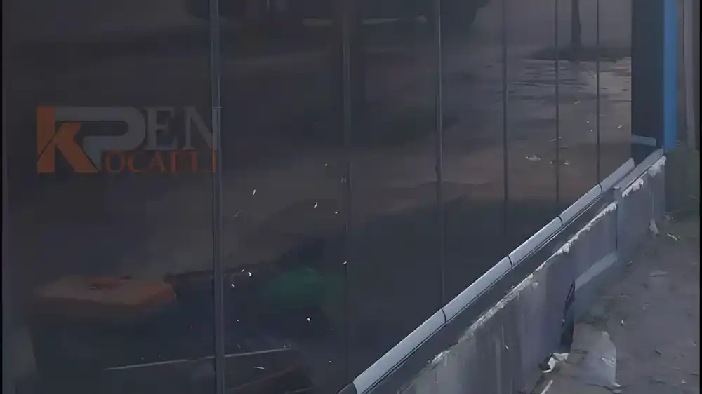 İzmit Paşa Palas Otel'in giriş cephesi için Kocaeli PEN tarafından montajı yapılmış, şık ve modern, 8 kanatlı, temperli camlı sürgülü katlanır Otel Sürme Cam Sistemleri