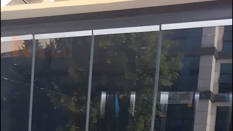 İzmit Paşa Palas Otel'in giriş cephesi için Kocaeli PEN tarafından montajı yapılmış, şık ve modern, 8 kanatlı, temperli camlı sürgülü katlanır Otel Sürme Cam Sistemleri