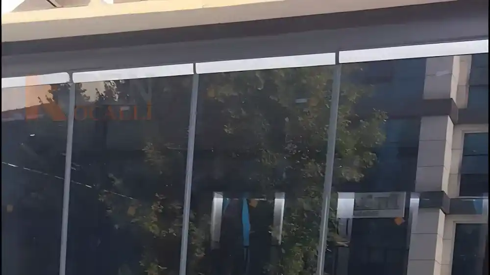 İzmit Paşa Palas Otel'in giriş cephesi için Kocaeli PEN tarafından montajı yapılmış, şık ve modern, 8 kanatlı, temperli camlı sürgülü katlanır Otel Sürme Cam Sistemleri