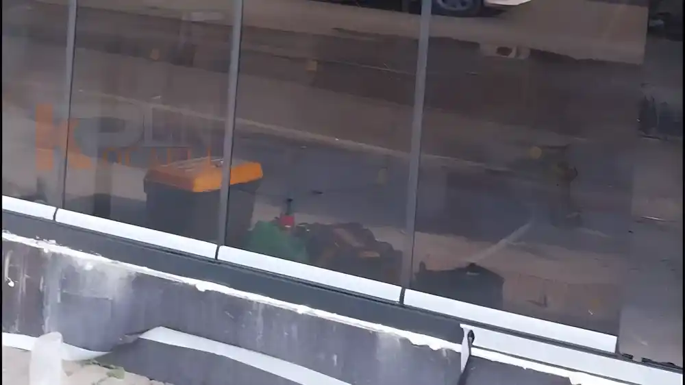 İzmit Paşa Palas Otel'in giriş cephesi için Kocaeli PEN tarafından montajı yapılmış, şık ve modern, 8 kanatlı, temperli camlı sürgülü katlanır Otel Sürme Cam Sistemleri