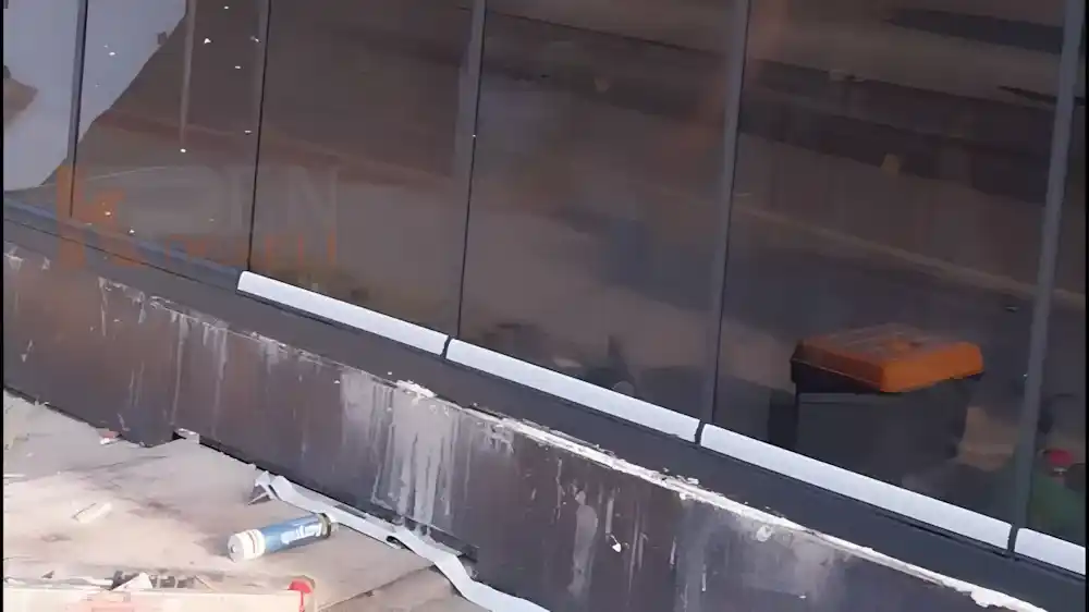 İzmit Paşa Palas Otel'in giriş cephesi için Kocaeli PEN tarafından montajı yapılmış, şık ve modern, 8 kanatlı, temperli camlı sürgülü katlanır Otel Sürme Cam Sistemleri