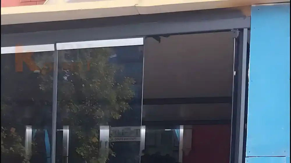 İzmit Paşa Palas Otel'in giriş cephesi için Kocaeli PEN tarafından montajı yapılmış, şık ve modern, 8 kanatlı, temperli camlı sürgülü katlanır Otel Sürme Cam Sistemleri