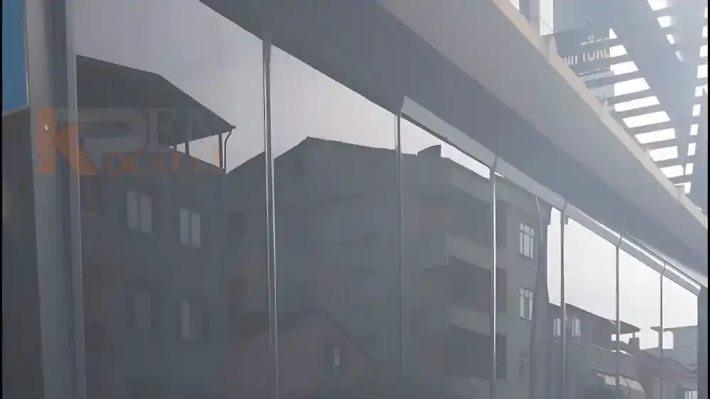 İzmit Paşa Palas Otel'in giriş cephesi için Kocaeli PEN tarafından montajı yapılmış, şık ve modern, 8 kanatlı, temperli camlı sürgülü katlanır Otel Sürme Cam Sistemleri