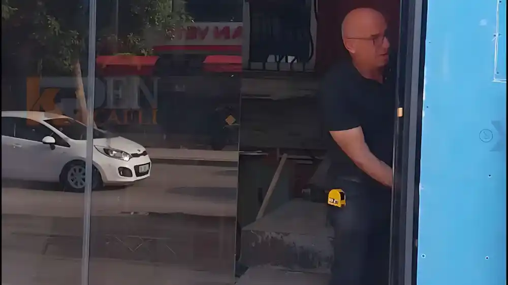 İzmit Paşa Palas Otel'in giriş cephesi için Kocaeli PEN tarafından montajı yapılmış, şık ve modern, 8 kanatlı, temperli camlı sürgülü katlanır Otel Sürme Cam Sistemleri