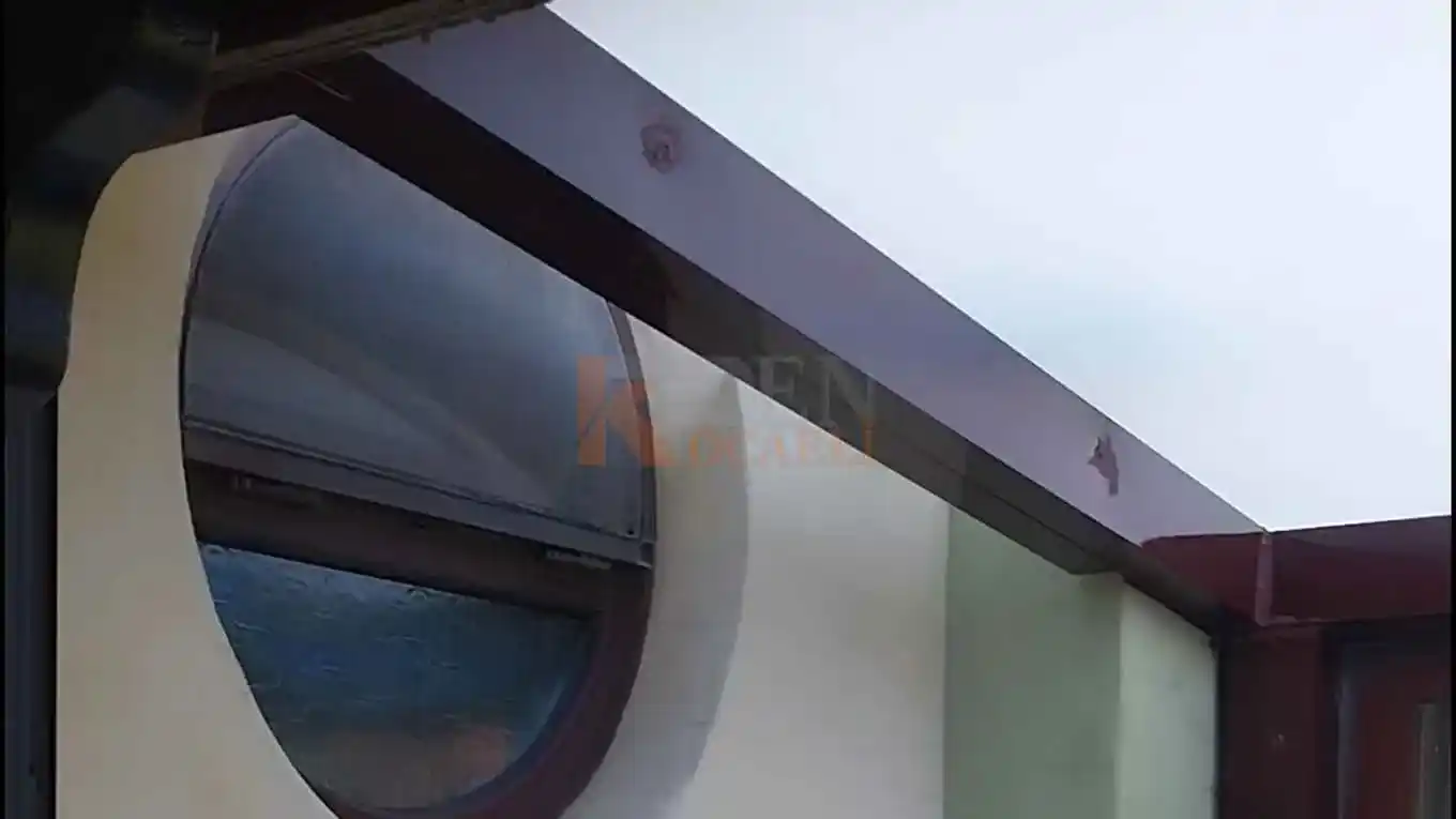 Kocaeli Başiskele Cam Tavan proemiz. Kocaeli PEN tarafından modern bir villanın terasına montajı yapılmış, alüminyum taşıyıcılı, şık ve aydınlık cam tavan pergola sistemi.