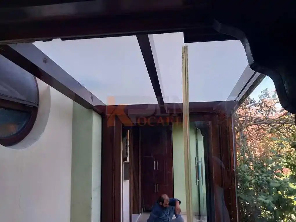 Kocaeli Başiskele Cam Tavan proemiz. Kocaeli PEN tarafından modern bir villanın terasına montajı yapılmış, alüminyum taşıyıcılı, şık ve aydınlık cam tavan pergola sistemi.