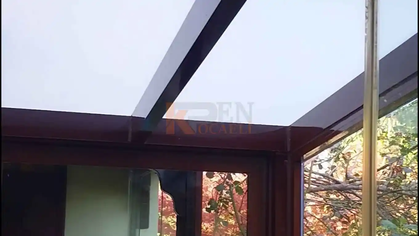 Kocaeli Başiskele Cam Tavan proemiz. Kocaeli PEN tarafından modern bir villanın terasına montajı yapılmış, alüminyum taşıyıcılı, şık ve aydınlık cam tavan pergola sistemi.