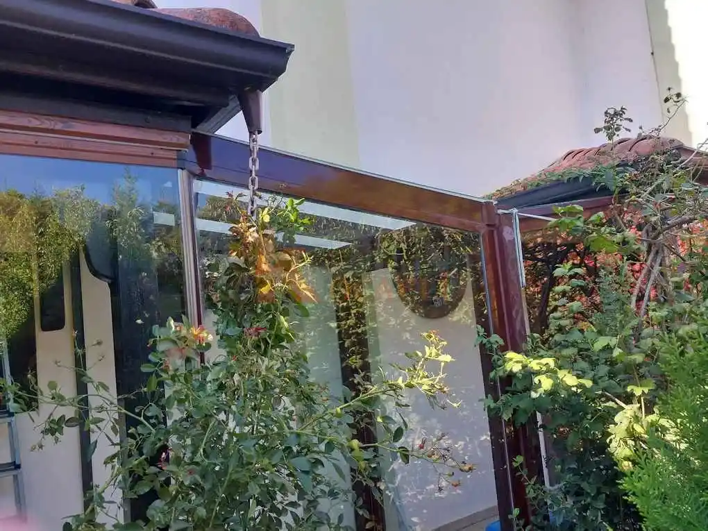 Kocaeli Başiskele Cam Tavan proemiz. Kocaeli PEN tarafından modern bir villanın terasına montajı yapılmış, alüminyum taşıyıcılı, şık ve aydınlık cam tavan pergola sistemi.