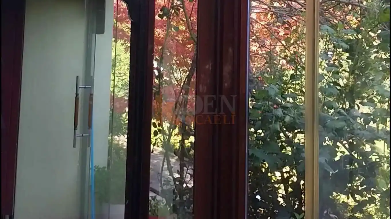 Kocaeli Başiskele Cam Tavan proemiz. Kocaeli PEN tarafından modern bir villanın terasına montajı yapılmış, alüminyum taşıyıcılı, şık ve aydınlık cam tavan pergola sistemi.