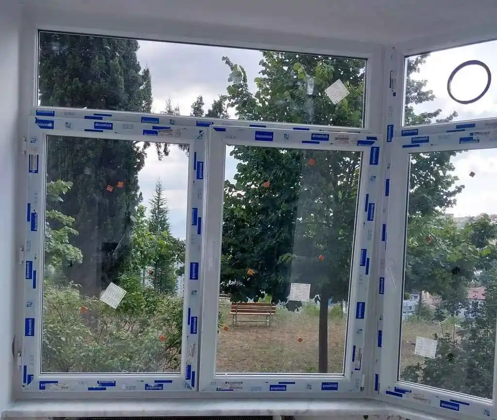 Akçakent Balkon Kapatma, Kocaeli PEN tarafından yapılan, sabit, çift açılımlı ve buzlu camlı pencerelerin bir arada kullanıldığı, özel tasarım Egepen pimapen balkon kapatma.