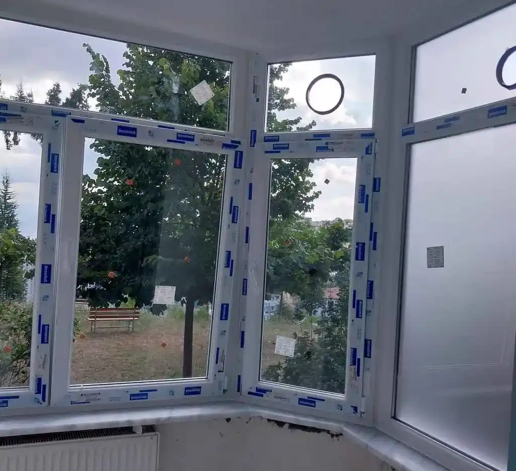 Akçakent Balkon Kapatma, Kocaeli PEN tarafından yapılan, sabit, çift açılımlı ve buzlu camlı pencerelerin bir arada kullanıldığı, özel tasarım Egepen pimapen balkon kapatma.