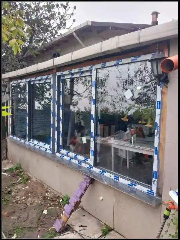 Bağçeşme’de dört kanatlı sürgülü pimapen balkon kapama uygulaması