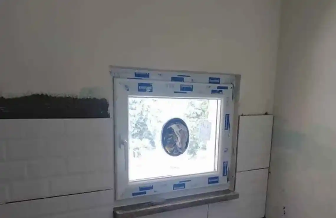 Başiskele Damlar Camii’nde başiskele pvc pencere projesi Egepen PVC pencere ve lavabo kapısı montajı