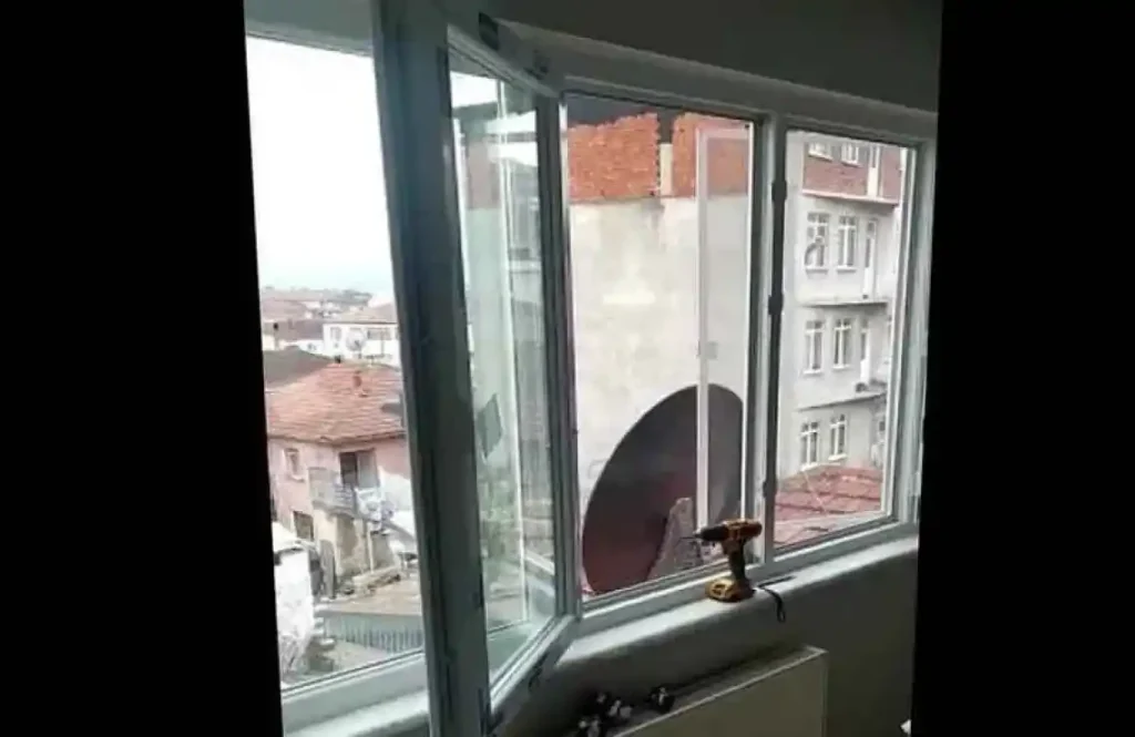 Çukurbağ Mahallesi’nde Egepen PVC pencere ve cam balkon montajı. Çukurbağ PVC Pencere