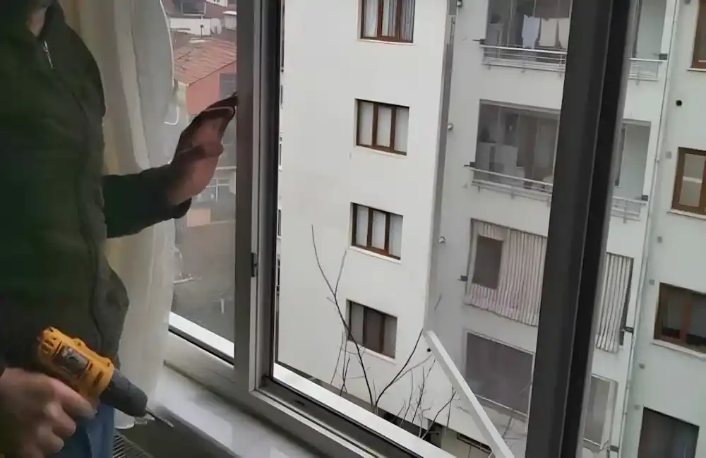 Çukurbağ Sineklik Montajı, Kocaeli PEN tarafından bir pencereye montajı yapılmış, modern ve pratik, antrasit renkli plise (katlanır) sineklik.