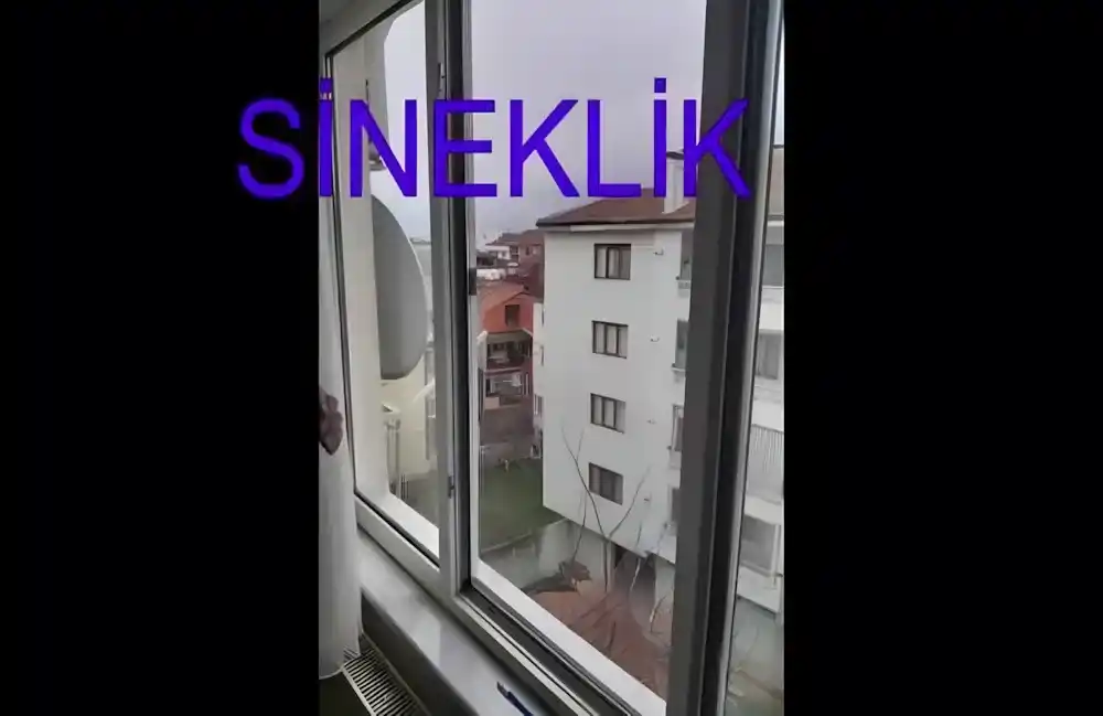 Çukurbağ Sineklik Montajı, Kocaeli PEN tarafından bir pencereye montajı yapılmış, modern ve pratik, antrasit renkli plise (katlanır) sineklik.