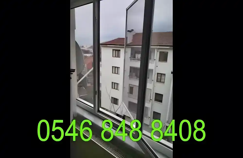 Çukurbağ Sineklik Montajı, Kocaeli PEN tarafından bir pencereye montajı yapılmış, modern ve pratik, antrasit renkli plise (katlanır) sineklik.