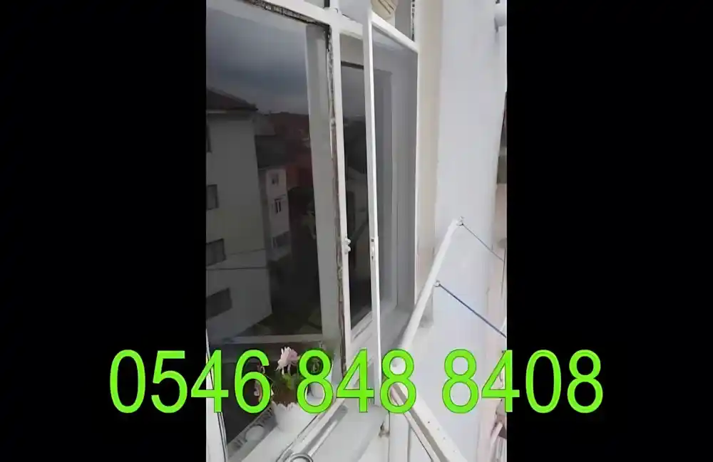 Çukurbağ Sineklik Montajı, Kocaeli PEN tarafından bir pencereye montajı yapılmış, modern ve pratik, antrasit renkli plise (katlanır) sineklik.