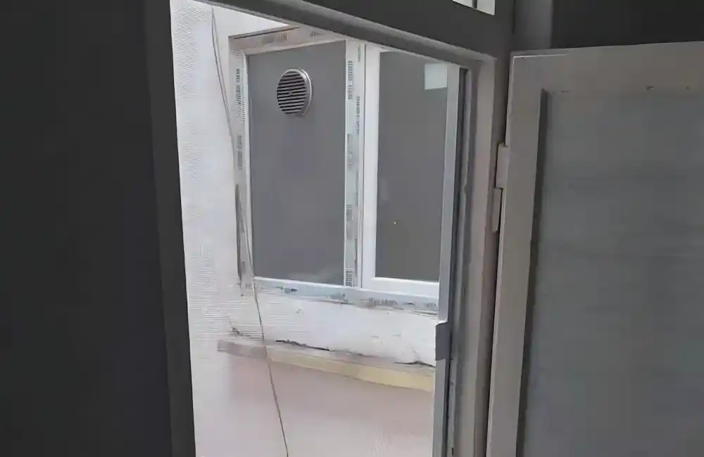 Çukurbağ Sineklik Montajı, Kocaeli PEN tarafından bir pencereye montajı yapılmış, modern ve pratik, antrasit renkli plise (katlanır) sineklik.