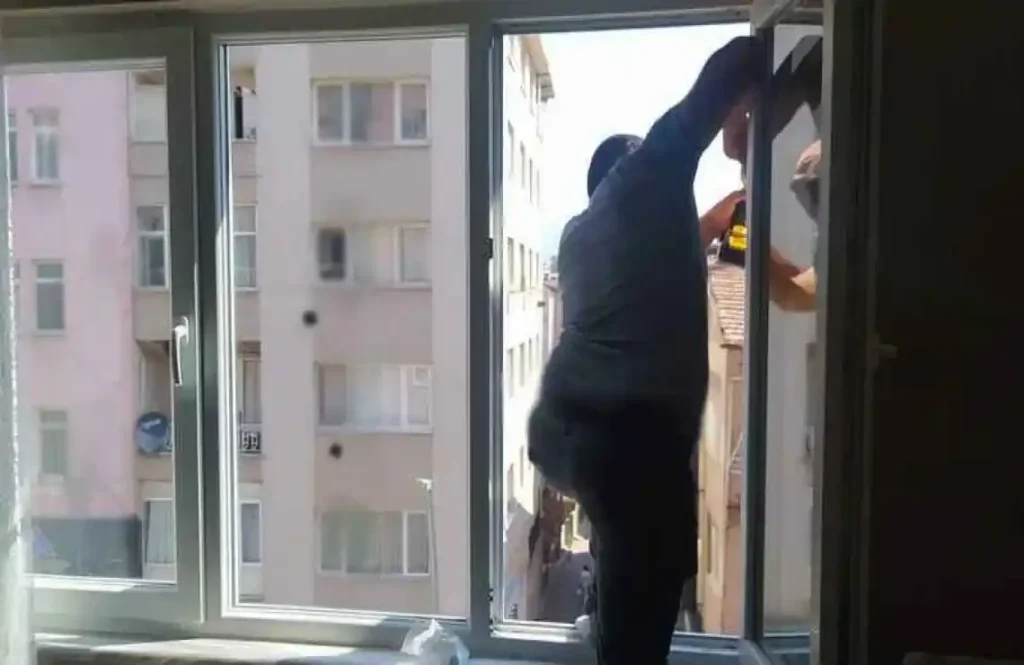 Çukurbağ PVC Pencere Kapı Sineklik Egepen PVC pencere, kapı ve sineklik montajı yapılan bina görünümü