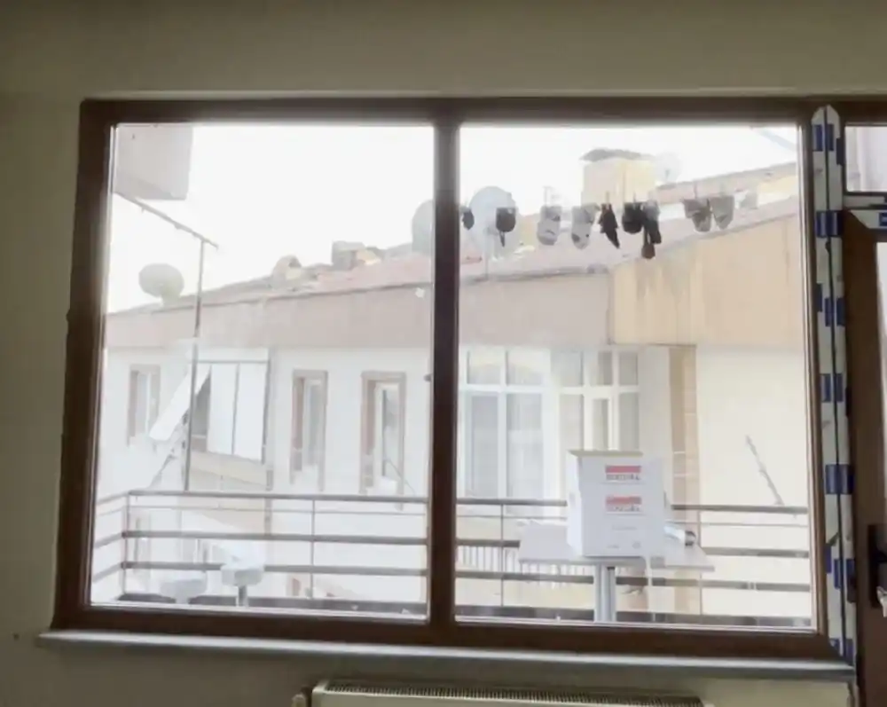 Kocaeli İzmit Fethiye Caddesi Pimapen montajımız. Kocaeli PEN tarafından bir daireye montajı yapılmış, ahşap görünümlü (altın meşe), yüksek yalıtımlı Egepen pimapen pencere ve balkon kapısı.
