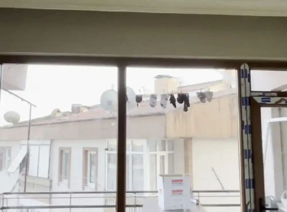 Kocaeli İzmit Fethiye Caddesi Pimapen montajımız. Kocaeli PEN tarafından bir daireye montajı yapılmış, ahşap görünümlü (altın meşe), yüksek yalıtımlı Egepen pimapen pencere ve balkon kapısı.