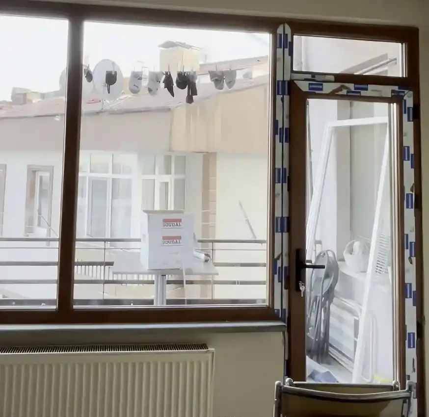 Kocaeli İzmit Fethiye Caddesi Pimapen montajımız. Kocaeli PEN tarafından bir daireye montajı yapılmış, ahşap görünümlü (altın meşe), yüksek yalıtımlı Egepen pimapen pencere ve balkon kapısı.