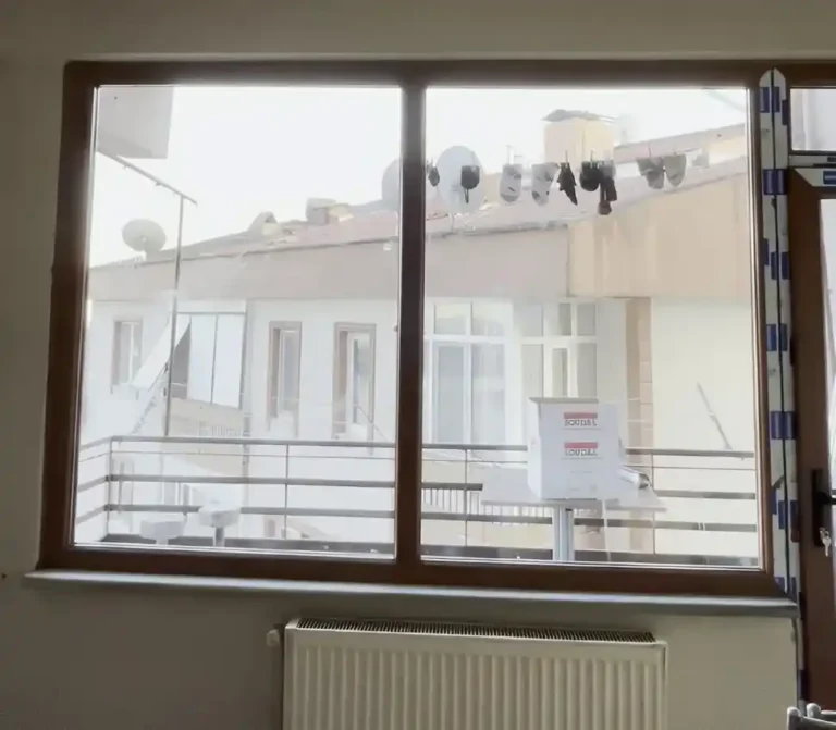 Kocaeli İzmit Fethiye Caddesi Pimapen montajımız. Kocaeli PEN tarafından bir daireye montajı yapılmış, ahşap görünümlü (altın meşe), yüksek yalıtımlı Egepen pimapen pencere ve balkon kapısı.