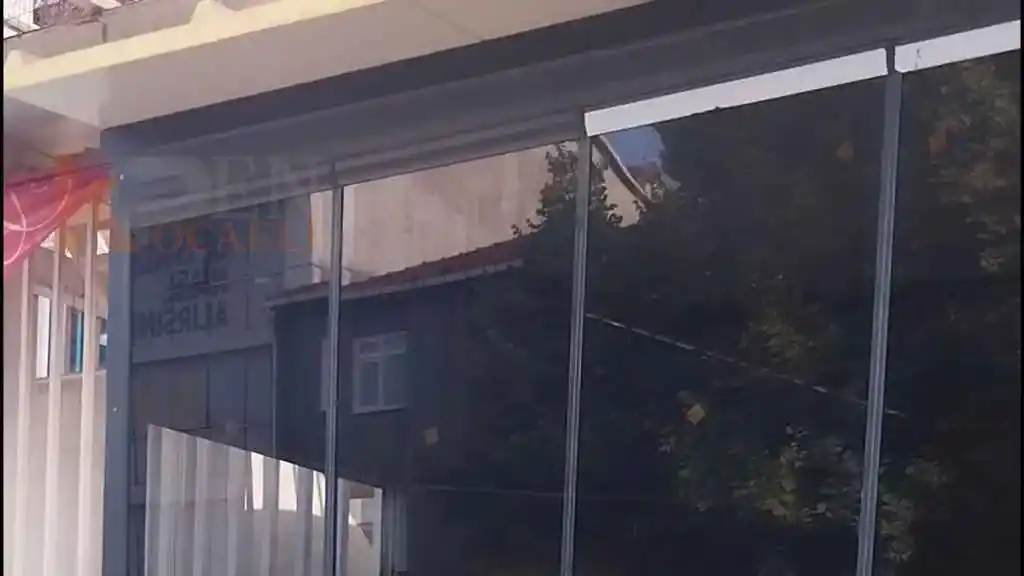 Karabaş Balkon Kapatma. Karabaş Mahallesi’nde PVC Pimapen balkon kapatma uygulaması yapılan apartman görünümü