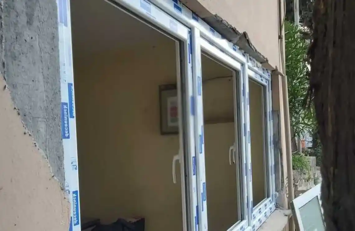 Sekapark PVC Pencere. manzaralı bir binanın, Kocaeli PEN tarafından montajı tamamlanmış, modern ve yalıtımlı Egepen PVC pencereleri.