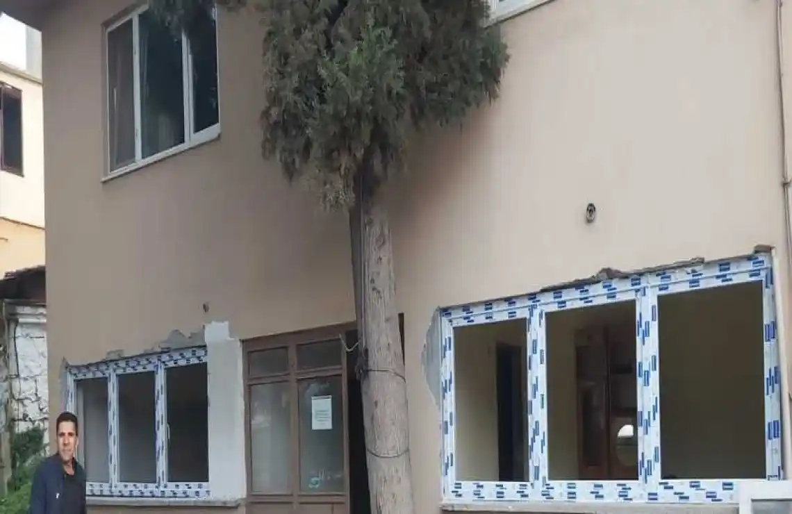 İzmit Sekapark manzaralı bir binanın, Kocaeli PEN tarafından montajı tamamlanmış, modern ve yalıtımlı Egepen PVC pencereleri.