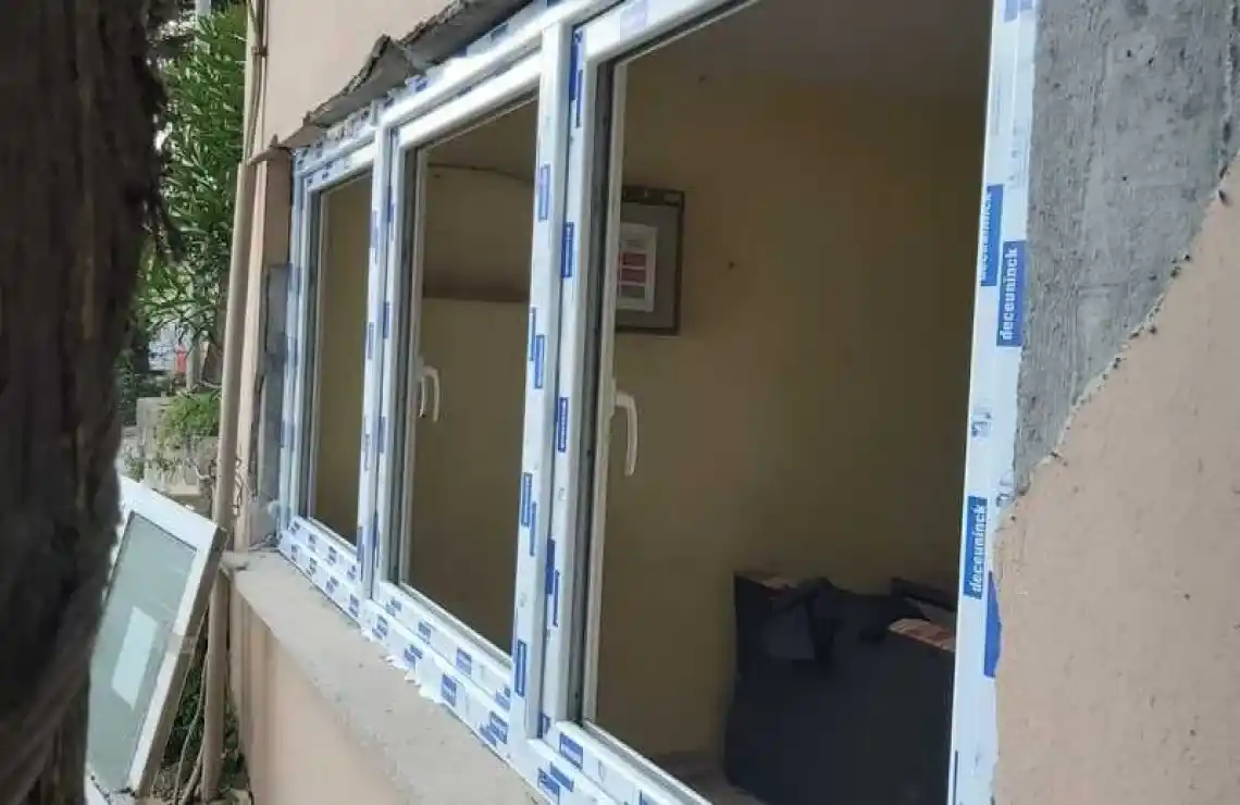 İzmit Sekapark manzaralı bir binanın, Kocaeli PEN tarafından montajı tamamlanmış, modern ve yalıtımlı Egepen PVC pencereleri.