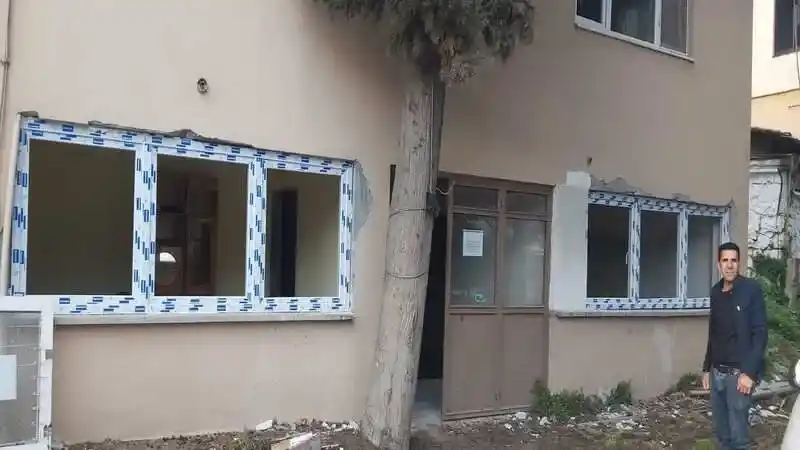 İzmit Sekapark manzaralı bir binanın, Kocaeli PEN tarafından montajı tamamlanmış, modern ve yalıtımlı Egepen PVC pencereleri.