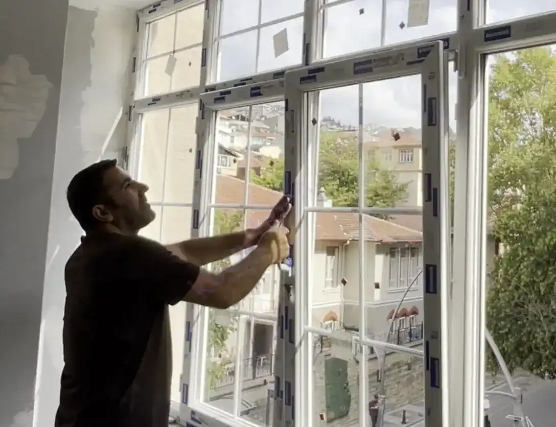Kocaeli İzmit Tepecik'te, Kocaeli PEN ustasının montajını tamamladığı, içi dekoratif karolaj çıtalı, şehir manzaralı, beyaz Egepen Tepecik Pimapen Montajı pencere sistemi.