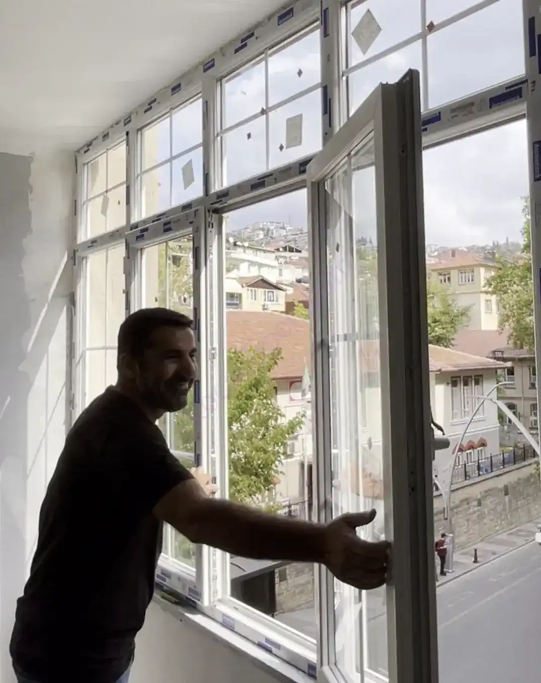 Kocaeli İzmit Tepecik'te, Kocaeli PEN ustasının montajını tamamladığı, içi dekoratif karolaj çıtalı, şehir manzaralı, beyaz Egepen Tepecik Pimapen Montajı pencere sistemi.