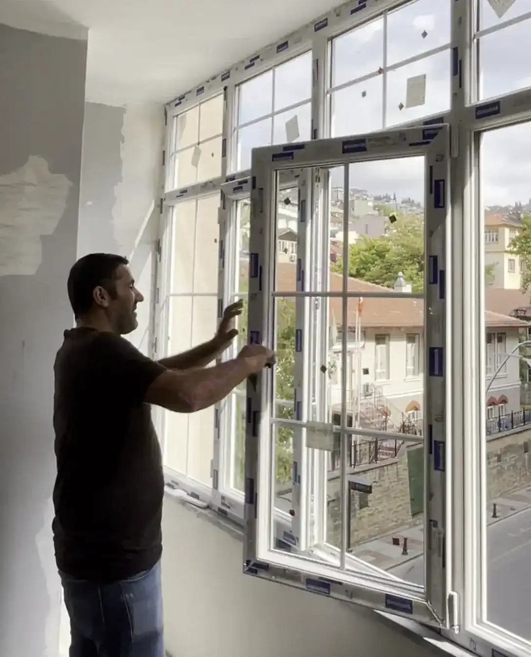 Kocaeli İzmit Tepecik'te, Kocaeli PEN ustasının montajını tamamladığı, içi dekoratif karolaj çıtalı, şehir manzaralı, beyaz Egepen Tepecik Pimapen Montajı pencere sistemi.