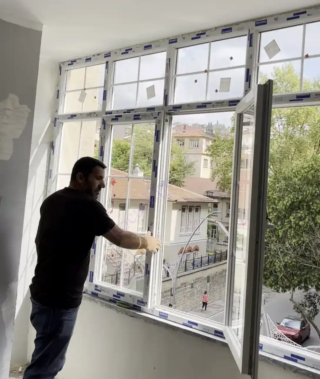 Kocaeli İzmit Tepecik'te, Kocaeli PEN ustasının montajını tamamladığı, içi dekoratif karolaj çıtalı, şehir manzaralı, beyaz Egepen Tepecik Pimapen Montajı pencere sistemi.