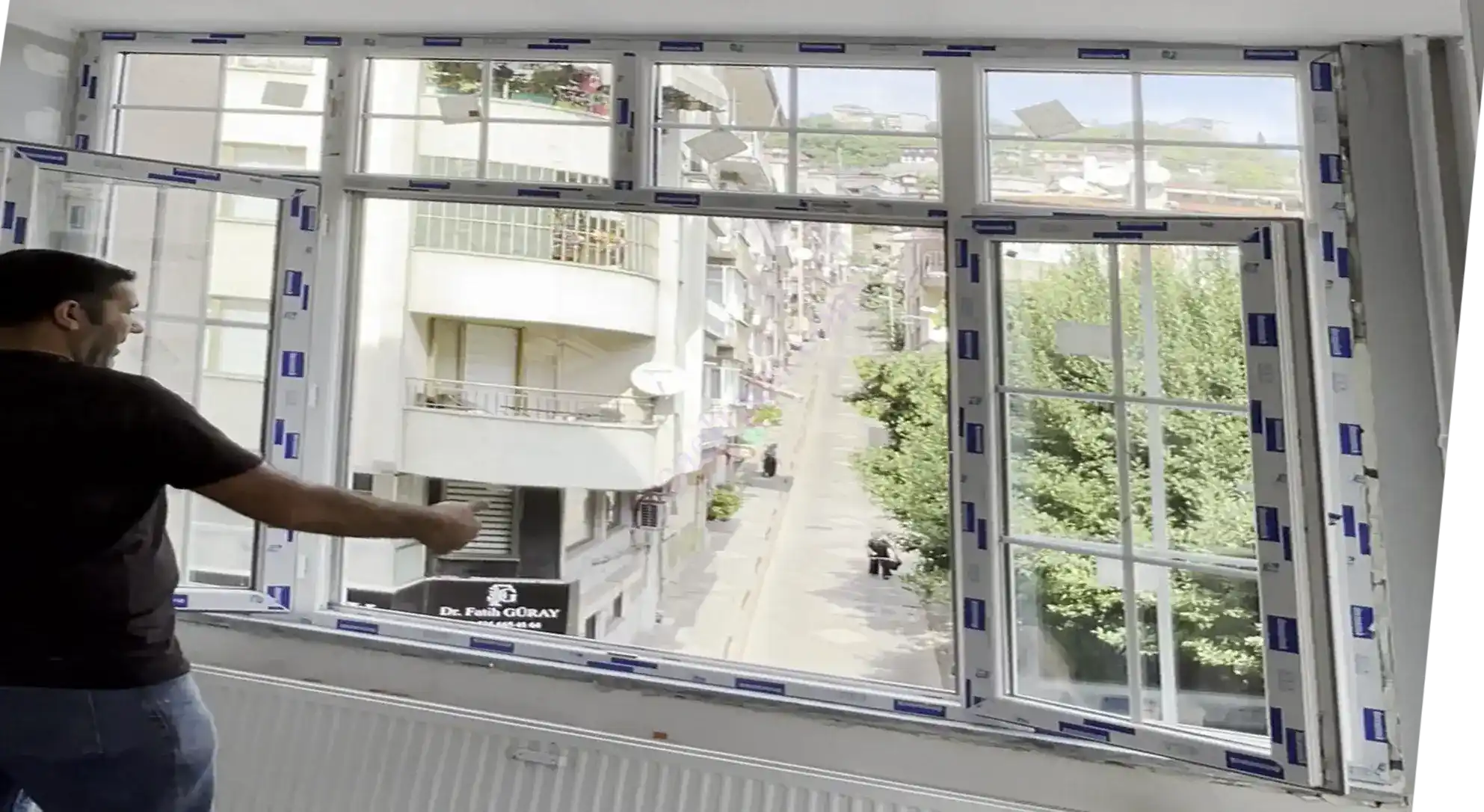 Kocaeli İzmit Tepecik'te, Kocaeli PEN ustasının montajını tamamladığı, içi dekoratif karolaj çıtalı, şehir manzaralı, beyaz Egepen Tepecik Pimapen Montajı pencere sistemi.