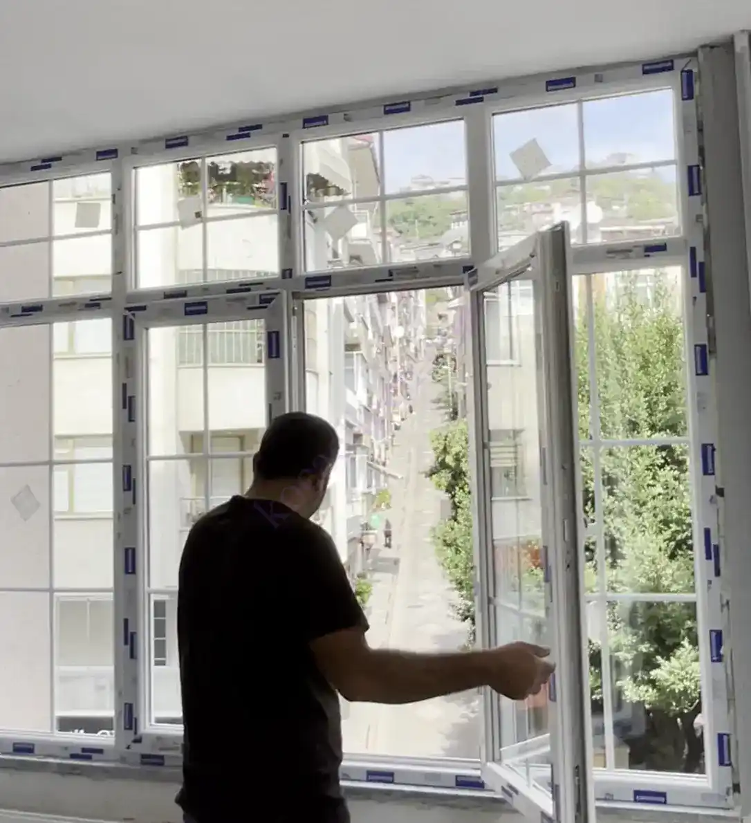 Kocaeli İzmit Tepecik'te, Kocaeli PEN ustasının montajını tamamladığı, içi dekoratif karolaj çıtalı, şehir manzaralı, beyaz Egepen Tepecik Pimapen Montajı pencere sistemi.