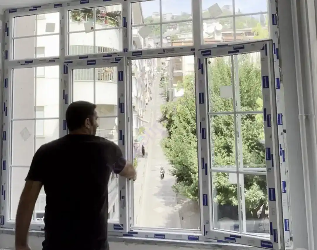 Kocaeli İzmit Tepecik'te, Kocaeli PEN ustasının montajını tamamladığı, içi dekoratif karolaj çıtalı, şehir manzaralı, beyaz Egepen Tepecik Pimapen Montajı pencere sistemi.