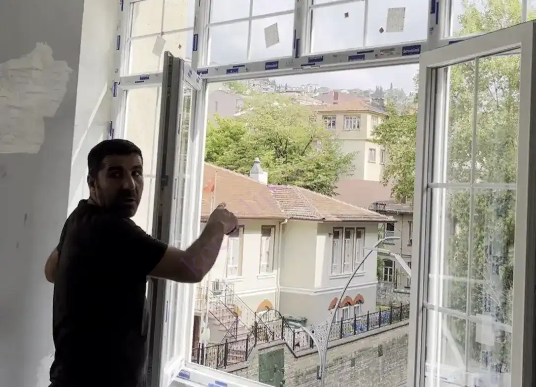 Kocaeli İzmit Tepecik'te, Kocaeli PEN ustasının montajını tamamladığı, içi dekoratif karolaj çıtalı, şehir manzaralı, beyaz Egepen Tepecik Pimapen Montajı pencere sistemi.