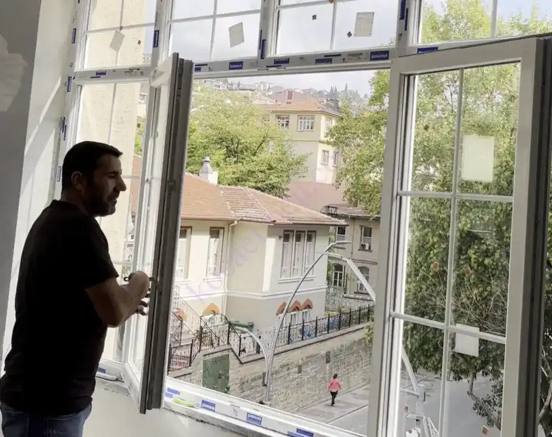 Kocaeli İzmit Tepecik'te, Kocaeli PEN ustasının montajını tamamladığı, içi dekoratif karolaj çıtalı, şehir manzaralı, beyaz Egepen Tepecik Pimapen Montajı pencere sistemi.