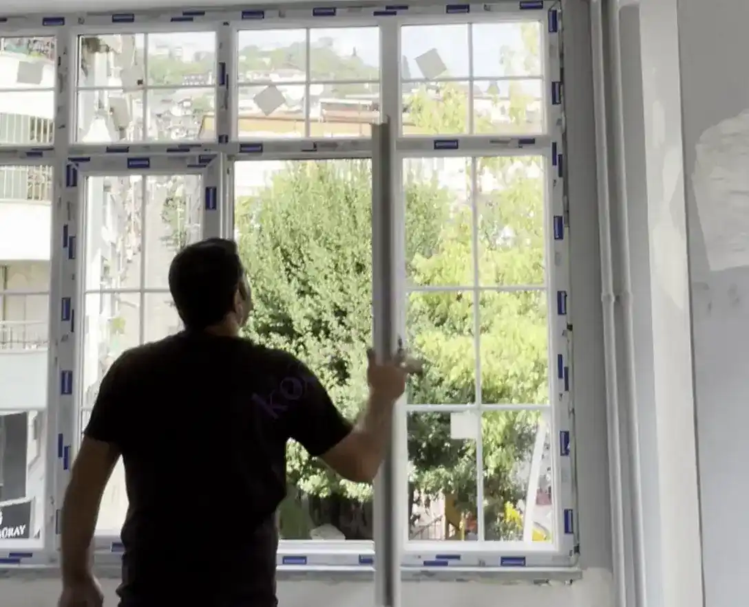 Kocaeli İzmit Tepecik'te, Kocaeli PEN ustasının montajını tamamladığı, içi dekoratif karolaj çıtalı, şehir manzaralı, beyaz Egepen Tepecik Pimapen Montajı pencere sistemi.