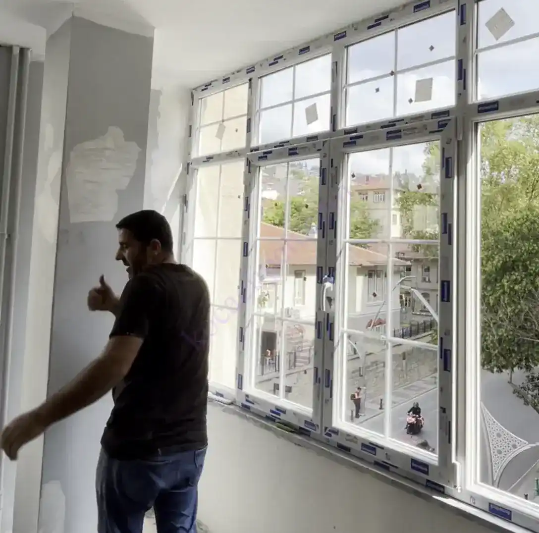 Kocaeli İzmit Tepecik'te, Kocaeli PEN ustasının montajını tamamladığı, içi dekoratif karolaj çıtalı, şehir manzaralı, beyaz Egepen Tepecik Pimapen Montajı pencere sistemi.